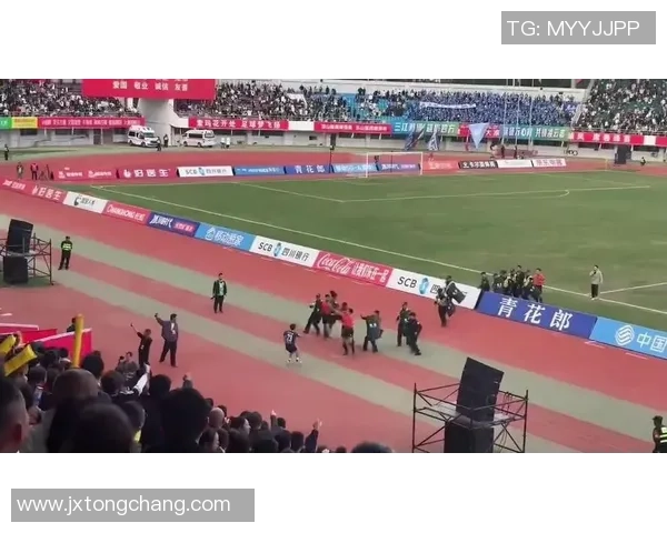 十号球星遭遇意外被足球绊倒比赛瞬间引发热议队友与裁判反应各异