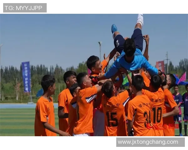 足球场上的英雄与梦想 童心与球技共舞 点燃未来的希望与激情