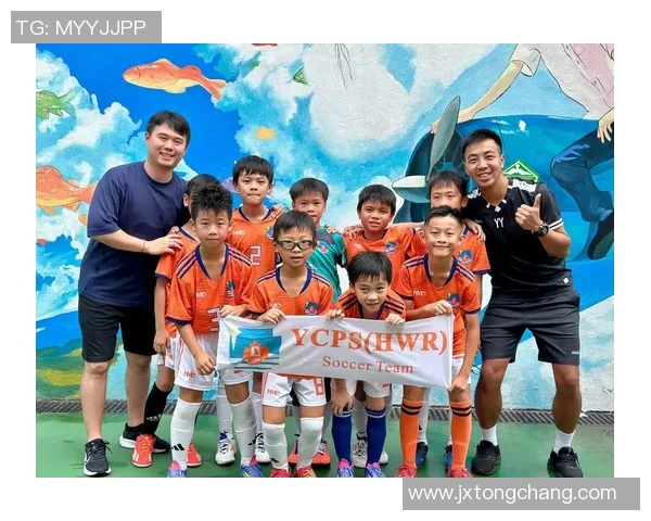 足球明星与小朋友的欢乐时光亲密互动让足球更加生动有趣